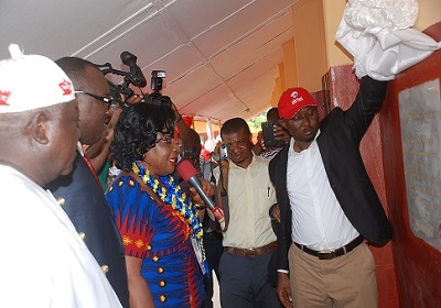 (L-r): HRH, Amara III of Amumara, Eze Ositadinma Beneth Nwokocha, chairman Ezinihitte Council of Traditional Rulers, Godfrey Efeurhobo, Airtel’s regional operations director, South Region, Dr. Uche Ejiogu, commissioner of Education, Imo State and Chinda Manjor, CSR manager, Airtel, during the unveiling of plaque at the commissioning of Airtel adopted Community Primary School, Amumara, Ezinihitte, LGA, Imo State recently.